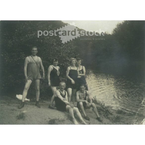 1924 - Fűrdőzők csoportképe. A kép készítője és a képen szereplők személye ismeretlen. A fotó Magyarországon készült. Eredeti papírkép. (2792302)