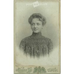   1910-es évek. Fiatal nő, pöttyös ruhában, személye ismeretlen. A fotó Kozma Gyula, fényképészeti műtermben készült, Újpesten. Eredeti kabinetfotó / keményhátú fotó / vizitkártya, CDV fotó. (2792309)