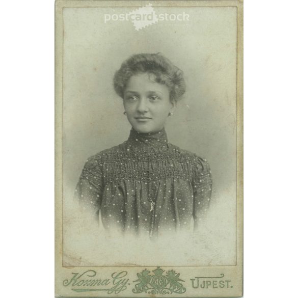 1910-es évek. Fiatal nő, pöttyös ruhában, személye ismeretlen. A fotó Kozma Gyula, fényképészeti műtermben készült, Újpesten. Eredeti kabinetfotó / keményhátú fotó / vizitkártya, CDV fotó. (2792309)