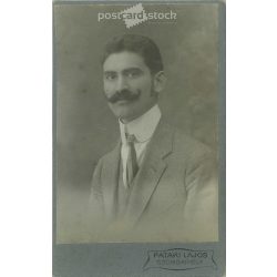   1900-as évek eleje. Elegáns, fiatal férfi, portréfotója, személye ismeretlen. A fotó Pataki Lajos, fényképészeti műtermben készült, Szombathelyen. Eredeti kabinetfotó / keményhátú fotó / vizitkártya, CDV fotó. (2792310)