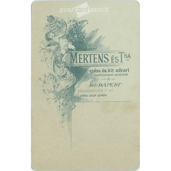1800-as évek vége. Elegáns, fiatal férfi, portréfotója, személye ismeretlen. A fotó Mertens és Társa, fényképészeti műtermben készült, Budapesten. Eredeti kabinetfotó / keményhátú fotó / vizitkártya, CDV fotó. (2792311)