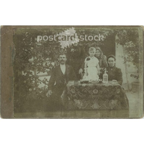 1900-as évek eleje. Családi csoportkép a kertben. Készítője és a rajta szereplők személye ismeretlen. Dombornyomott keménytáblára kasírozva. Kabinetfotó / keményhátú fotó / vizitkártya. (2792312)
