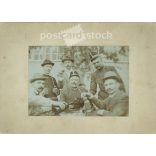 1900-as évek eleje. Érdekes asztaltársaság. A fotó készítője és a rajta szereplők személye ismeretlen. Keménytáblára kasírozva. Kabinetfotó / keményhátú fotó / vizitkártya. (2792313)