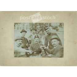   1900-as évek eleje. Érdekes asztaltársaság. A fotó készítője és a rajta szereplők személye ismeretlen. Keménytáblára kasírozva. Kabinetfotó / keményhátú fotó / vizitkártya. (2792313)