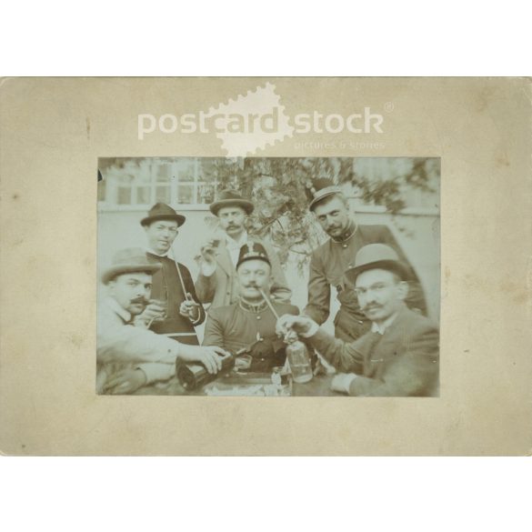 1900-as évek eleje. Érdekes asztaltársaság. A fotó készítője és a rajta szereplők személye ismeretlen. Keménytáblára kasírozva. Kabinetfotó / keményhátú fotó / vizitkártya. (2792313)