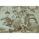 1900-as évek eleje. Érdekes asztaltársaság. A fotó készítője és a rajta szereplők személye ismeretlen. Keménytáblára kasírozva. Kabinetfotó / keményhátú fotó / vizitkártya. (2792313)