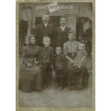 1900-as évek eleje. Családi csoportkép az udvaron. A képen szereplők személye ismeretlen. Wucsetics Illés fotóműtermében készült, Budapesten. Keménytáblára kasírozva. Kabinetfotó / keményhátú fotó / vizitkártya. (2792314)