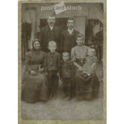   1900-as évek eleje. Családi csoportkép az udvaron. A képen szereplők személye ismeretlen. Wucsetics Illés fotóműtermében készült, Budapesten. Keménytáblára kasírozva. Kabinetfotó / keményhátú fotó / vizitkártya. (2792314)