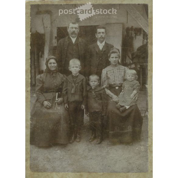 1900-as évek eleje. Családi csoportkép az udvaron. A képen szereplők személye ismeretlen. Wucsetics Illés fotóműtermében készült, Budapesten. Keménytáblára kasírozva. Kabinetfotó / keményhátú fotó / vizitkártya. (2792314)
