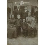 1900-as évek eleje. Családi csoportkép az udvaron. A képen szereplők személye ismeretlen. Wucsetics Illés fotóműtermében készült, Budapesten. Keménytáblára kasírozva. Kabinetfotó / keményhátú fotó / vizitkártya. (2792314)