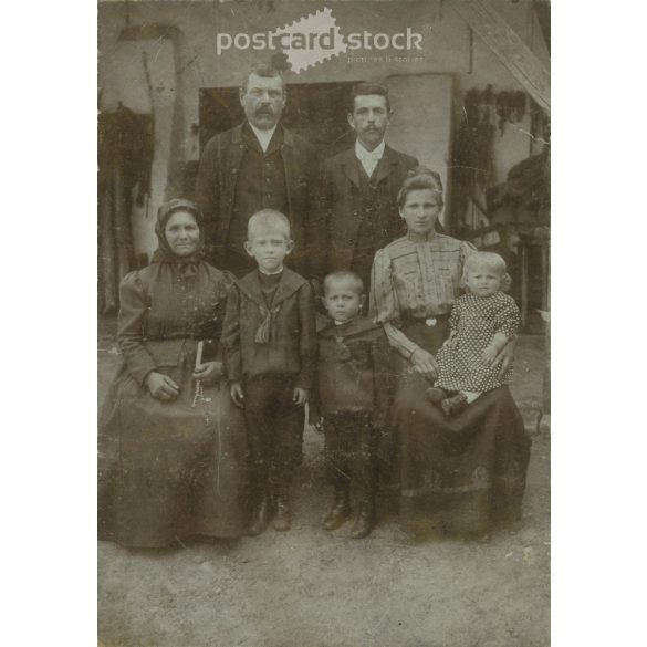 1900-as évek eleje. Családi csoportkép az udvaron. A képen szereplők személye ismeretlen. Wucsetics Illés fotóműtermében készült, Budapesten. Keménytáblára kasírozva. Kabinetfotó / keményhátú fotó / vizitkártya. (2792314)