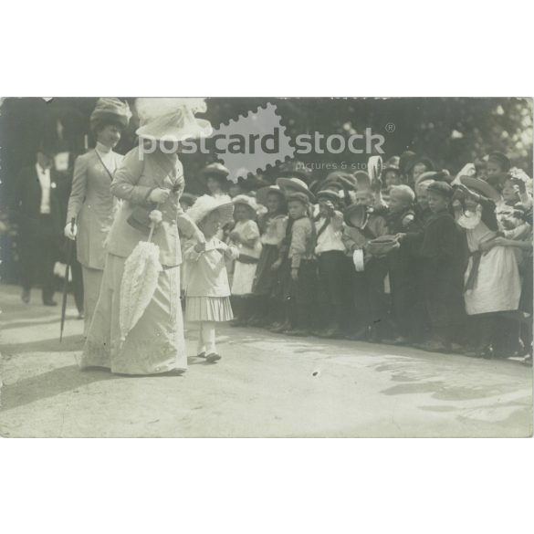 1912 - Előkelő hölgy, unokájával egy rendezvényen gyerekek között. A képen szereplők és a kép készítője ismeretlen. Képeslap, fotólap. (2792332)