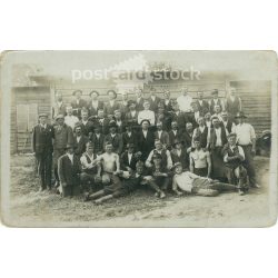   1920-as évek eleje. Férfiak csoportképe. A kép készítője, Foto Schäffer, Riesenburg. Képeslap, fotólap. (2792336)