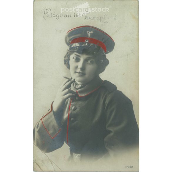 1915 - Fiatal nő egyenruhában, cigarettával. Színezett fotólap, képeslap. (2792341)