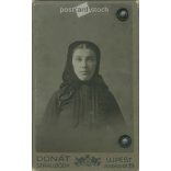 1910-es évek. Kovács Júlianna portréfotója. A fotó Donát, Stahl utóda fényképészeti műtermében készült, Újpesten. Eredeti kabinetfotó / keményhátú fotó / vizitkártya, CDV fotó. (2792345)