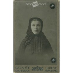   1910-es évek. Kovács Júlianna portréfotója. A fotó Donát, Stahl utóda fényképészeti műtermében készült, Újpesten. Eredeti kabinetfotó / keményhátú fotó / vizitkártya, CDV fotó. (2792345)
