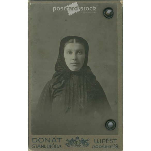 1910-es évek. Kovács Júlianna portréfotója. A fotó Donát, Stahl utóda fényképészeti műtermében készült, Újpesten. Eredeti kabinetfotó / keményhátú fotó / vizitkártya, CDV fotó. (2792345)