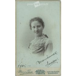   1901 - Fiatal nő portréfotója, elegáns öltözékben. Mamának, Sarolta felirattal. A fotó Mai és Társa fényképészeti műtermében készült, Budapesten. Eredeti kabinetfotó / keményhátú fotó / vizitkártya, CDV fotó. (2792346)
