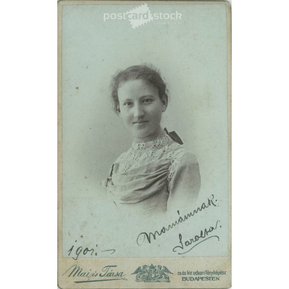 1901 - Fiatal nő portréfotója, elegáns öltözékben. Mamának, Sarolta felirattal. A fotó Mai és Társa fényképészeti műtermében készült, Budapesten. Eredeti kabinetfotó / keményhátú fotó / vizitkártya, CDV fotó. (2792346)