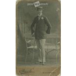 1900-as évek eleje. Fiatal férfi műtermi fotója. A képen szereplő férfi személye ismeretlen. A fotó Rivoli fényképészeti műtermében készült, Budapesten. Eredeti kabinetfotó / keményhátú fotó / vizitkártya, CDV fotó. (2792347)
