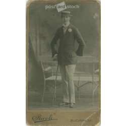   1900-as évek eleje. Fiatal férfi műtermi fotója. A képen szereplő férfi személye ismeretlen. A fotó Rivoli fényképészeti műtermében készült, Budapesten. Eredeti kabinetfotó / keményhátú fotó / vizitkártya, CDV fotó. (2792347)