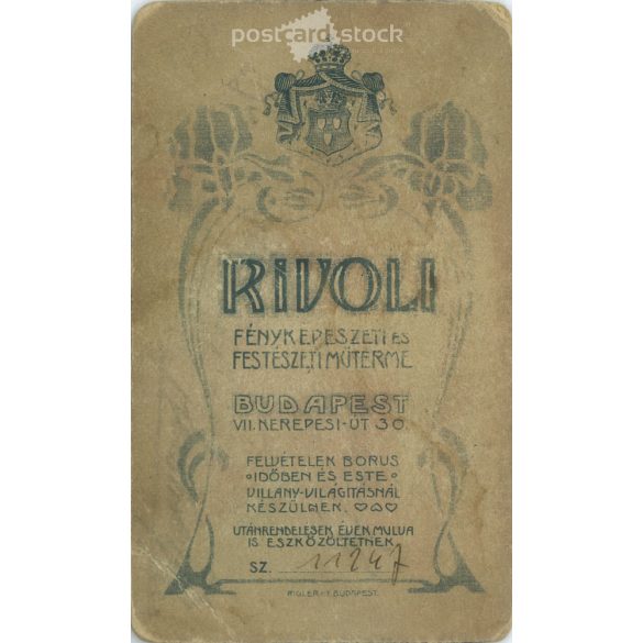 1900-as évek eleje. Fiatal férfi műtermi fotója. A képen szereplő férfi személye ismeretlen. A fotó Rivoli fényképészeti műtermében készült, Budapesten. Eredeti kabinetfotó / keményhátú fotó / vizitkártya, CDV fotó. (2792347)
