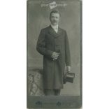 1890-es évek vége. Fiatal férfi műtermi fotója. A képen szereplő férfi személye ismeretlen. A fotó Uher Ödön fényképészeti műtermében készült, Budapesten. Eredeti kabinetfotó / keményhátú fotó / vizitkártya, CDV fotó. (2792348)