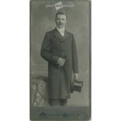   1890-es évek vége. Fiatal férfi műtermi fotója. A képen szereplő férfi személye ismeretlen. A fotó Uher Ödön fényképészeti műtermében készült, Budapesten. Eredeti kabinetfotó / keményhátú fotó / vizitkártya, CDV fotó. (2792348)