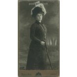 1912 - Fiatal nő műtermi fotója, elegáns öltözékben és kalapban. Személye ismeretlen. A fotó Mérei és Társa fényképészeti műtermében készült, Budapesten. Eredeti kabinetfotó / keményhátú fotó / vizitkártya, CDV fotó. (2792349)