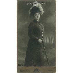   1912 - Fiatal nő műtermi fotója, elegáns öltözékben és kalapban. Személye ismeretlen. A fotó Mérei és Társa fényképészeti műtermében készült, Budapesten. Eredeti kabinetfotó / keményhátú fotó / vizitkártya, CDV fotó. (2792349)