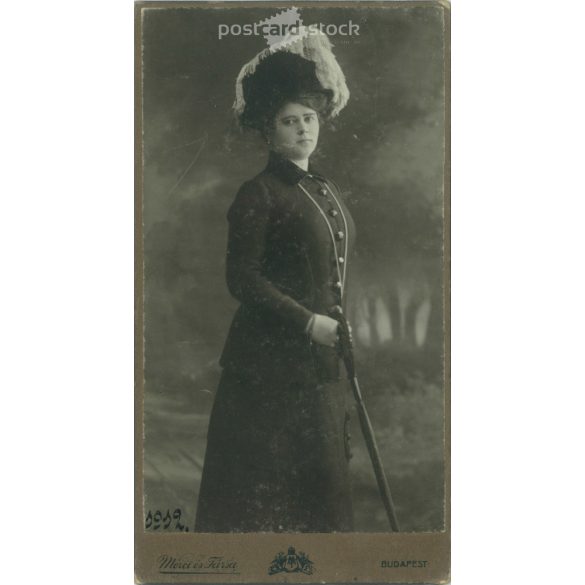 1912 - Fiatal nő műtermi fotója, elegáns öltözékben és kalapban. Személye ismeretlen. A fotó Mérei és Társa fényképészeti műtermében készült, Budapesten. Eredeti kabinetfotó / keményhátú fotó / vizitkártya, CDV fotó. (2792349)