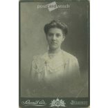 1900-as évek eleje. Fiatal nő műtermi portréfotója. Személye ismeretlen. A fotó Schmidt Ede fényképészeti műtermében készült, Budapesten. Eredeti kabinetfotó / keményhátú fotó / vizitkártya, CDV fotó. (2792350)