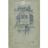 1900-as évek eleje. Fiatal nő műtermi portréfotója. Személye ismeretlen. A fotó Schmidt Ede fényképészeti műtermében készült, Budapesten. Eredeti kabinetfotó / keményhátú fotó / vizitkártya, CDV fotó. (2792350)