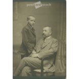 1900-as évek eleje. Apa és fia műtermi felvétele. Személyük ismeretlen. A fotó. Goszleth István és Fia fényképészeti műtermében készült, Budapesten. Eredeti kabinetfotó / keményhátú fotó / vizitkártya, CDV fotó. (2792351)