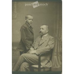   1900-as évek eleje. Apa és fia műtermi felvétele. Személyük ismeretlen. A fotó. Goszleth István és Fia fényképészeti műtermében készült, Budapesten. Eredeti kabinetfotó / keményhátú fotó / vizitkártya, CDV fotó. (2792351)