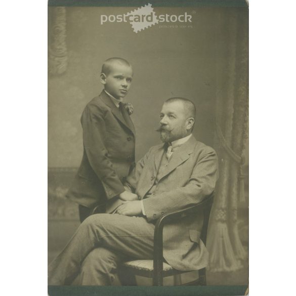 1900-as évek eleje. Apa és fia műtermi felvétele. Személyük ismeretlen. A fotó. Goszleth István és Fia fényképészeti műtermében készült, Budapesten. Eredeti kabinetfotó / keményhátú fotó / vizitkártya, CDV fotó. (2792351)