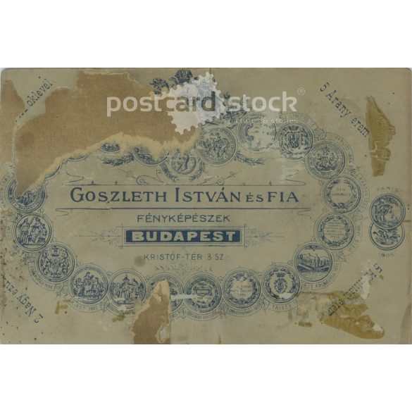 1900-as évek eleje. Apa és fia műtermi felvétele. Személyük ismeretlen. A fotó. Goszleth István és Fia fényképészeti műtermében készült, Budapesten. Eredeti kabinetfotó / keményhátú fotó / vizitkártya, CDV fotó. (2792351)