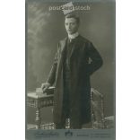1907 - Seper Gyula műtermi fotója, elegáns öltözékben. A fotó Székely Aladár fényképészeti műtermében készült, Budapesten. Eredeti kabinetfotó / keményhátú fotó / vizitkártya, CDV fotó. (2792352)