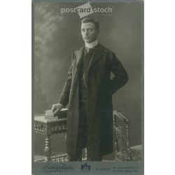  1907 - Seper Gyula műtermi fotója, elegáns öltözékben. A fotó Székely Aladár fényképészeti műtermében készült, Budapesten. Eredeti kabinetfotó / keményhátú fotó / vizitkártya, CDV fotó. (2792352)