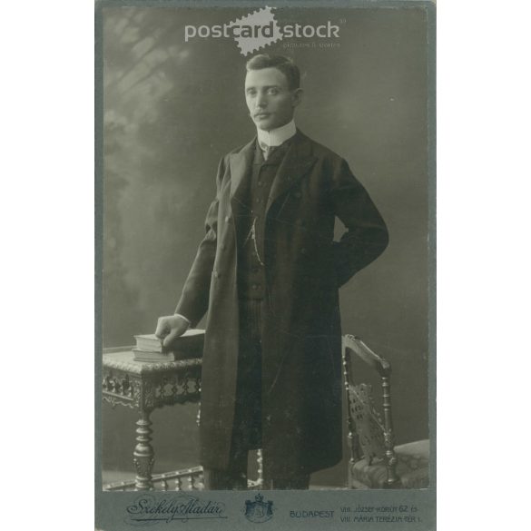1907 - Seper Gyula műtermi fotója, elegáns öltözékben. A fotó Székely Aladár fényképészeti műtermében készült, Budapesten. Eredeti kabinetfotó / keményhátú fotó / vizitkártya, CDV fotó. (2792352)