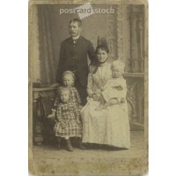   1890-es évek vége. Ismeretlen fiatal pár gyermekeikkel, műtermi fotó. A fotó Fodor József fényképészeti műtermében készült, Nagy-Kanizsán. Eredeti kabinetfotó / keményhátú fotó / vizitkártya, CDV fotó. (2792353)