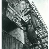 1948 - Propaganda transparens kihelyezése. A kép készítője ismeretlen. A fotó Magyarországon készült. Mostani nagyítás. (2792355)