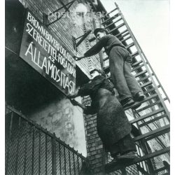   1948 - Propaganda transparens kihelyezése. A kép készítője ismeretlen. A fotó Magyarországon készült. Mostani nagyítás. (2792355)