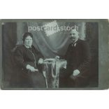 1890-es évek vége. Középkorú pár műtermi fotója. A képen szereplők személye ismeretlen. A fotó Weimann és Billner fényképészeti műtermében készült, Budapesten. Eredeti kabinetfotó / keményhátú fotó / vizitkártya, CDV fotó. (2792356)