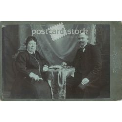   1890-es évek vége. Középkorú pár műtermi fotója. A képen szereplők személye ismeretlen. A fotó Weimann és Billner fényképészeti műtermében készült, Budapesten. Eredeti kabinetfotó / keményhátú fotó / vizitkártya, CDV fotó. (2792356)