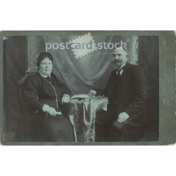 1890-es évek vége. Középkorú pár műtermi fotója. A képen szereplők személye ismeretlen. A fotó Weimann és Billner fényképészeti műtermében készült, Budapesten. Eredeti kabinetfotó / keményhátú fotó / vizitkártya, CDV fotó. (2792356)