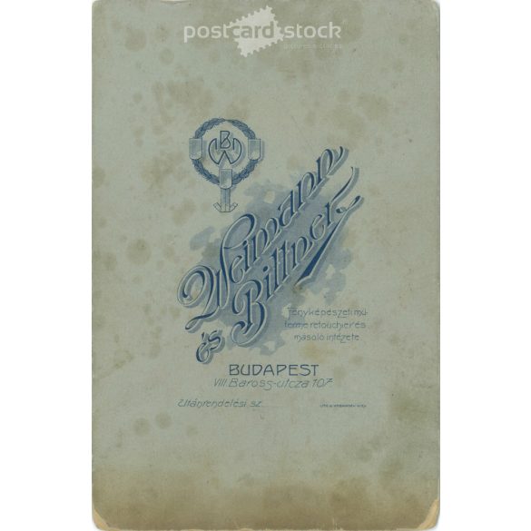 1890-es évek vége. Középkorú pár műtermi fotója. A képen szereplők személye ismeretlen. A fotó Weimann és Billner fényképészeti műtermében készült, Budapesten. Eredeti kabinetfotó / keményhátú fotó / vizitkártya, CDV fotó. (2792356)