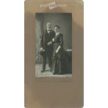1910 - Kudroh Gizella és férje, műtermi felvétele. A fotó Szerdahelyi fényképészeti műtermében készült, Budapesten. A szerző szignálta a képet. Eredeti, kasírozott papírkép. (2792357)