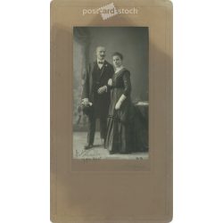   1910 - Kudroh Gizella és férje, műtermi felvétele. A fotó Szerdahelyi fényképészeti műtermében készült, Budapesten. A szerző szignálta a képet. Eredeti, kasírozott papírkép. (2792357)