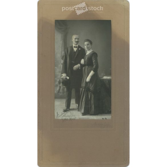 1910 - Kudroh Gizella és férje, műtermi felvétele. A fotó Szerdahelyi fényképészeti műtermében készült, Budapesten. A szerző szignálta a képet. Eredeti, kasírozott papírkép. (2792357)